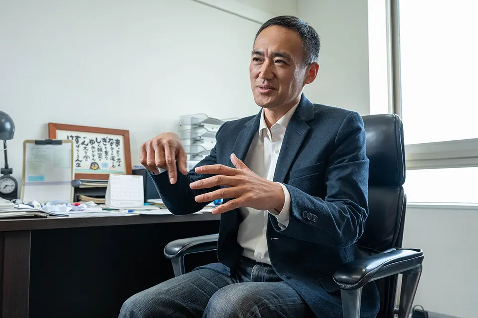 馬奈木俊介教授。九州大学伊都キャンパス内の馬奈木研究室にて
