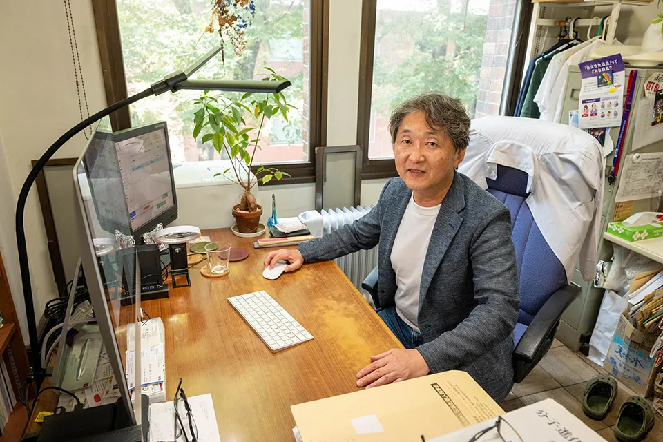 東京大学大学院理学系研究科の太田博樹教授（東京大学本郷キャンパスの太田研究室にて）