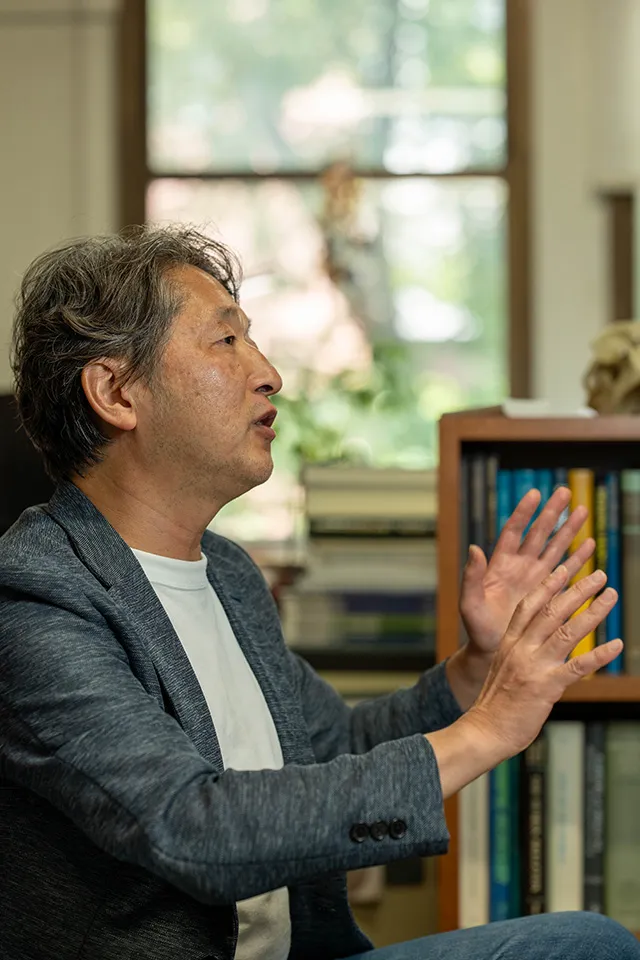 東京大学大学院理学系研究科の太田博樹教授（東京大学本郷キャンパスの太田研究室）