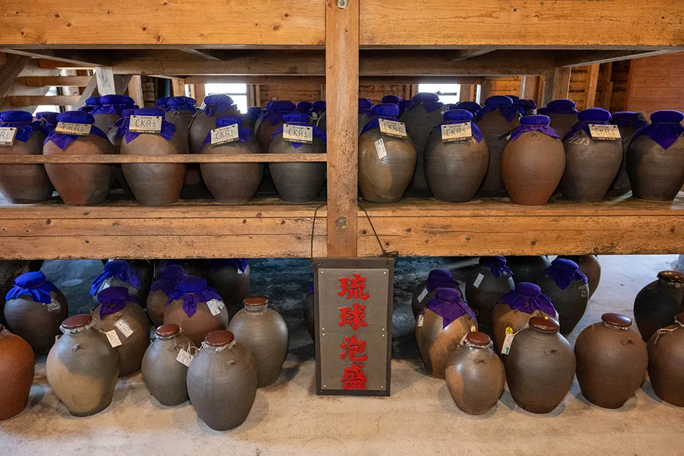 「木造古酒蔵」に並ぶ古酒の貯蔵甕