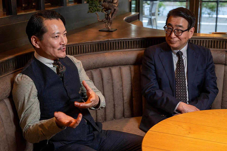バーテンダー／SG Groupファウンダー 後閑信吾さん（左）、三和酒類 顧問 下田雅彦（右）