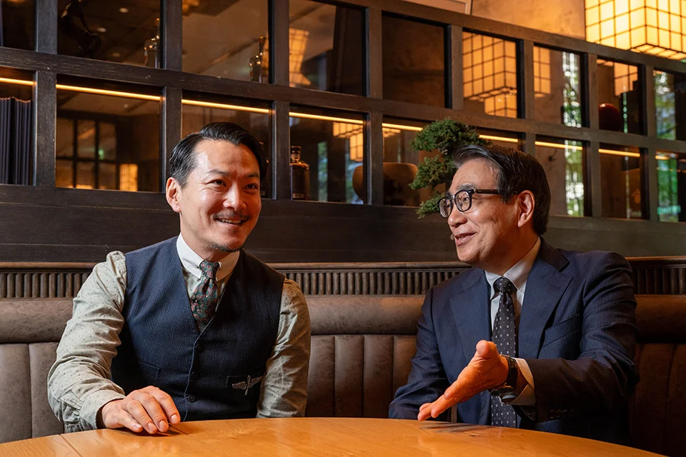 バーテンダー／SG Groupファウンダー 後閑信吾さん（左）、三和酒類 顧問 下田雅彦（右）