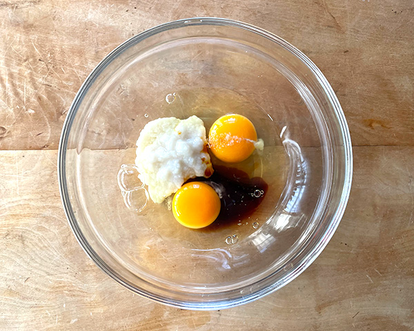 ボウルに卵を割り入れ、あま酒、醤油、塩を入れ溶き混ぜる