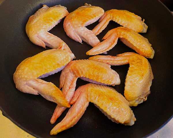 鶏手羽をフライパンに入れ両面を焼き付ける。