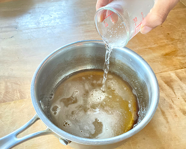 鍋に梅酒を入れ沸騰させ、グラニュー糖を入れ溶かす