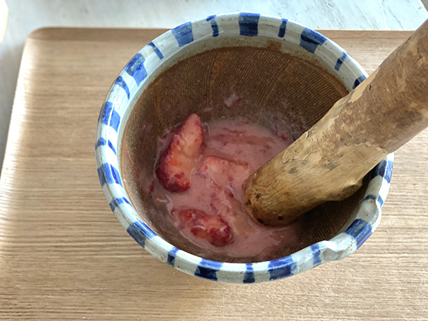 すり鉢に白味噌、いちご、酢を入れすり混ぜる