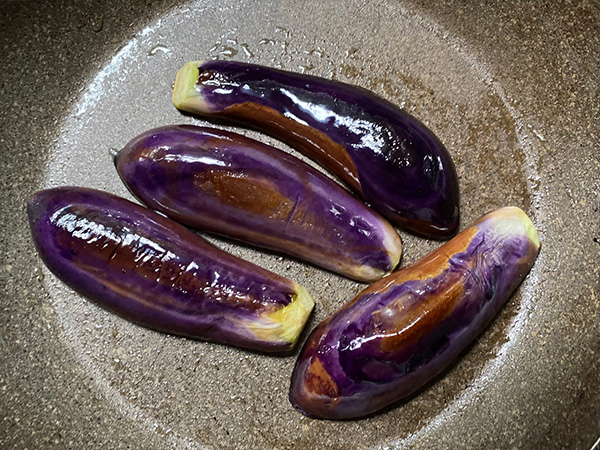 フライパンにごま油をなじませて、中火でナスを両面を焼く