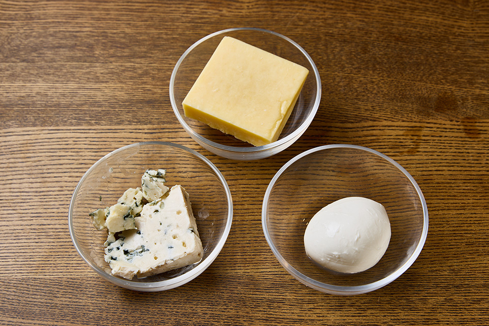 左からブルーチーズ、パルミジャーノ・レッジャーノ、モッツァレラチーズ