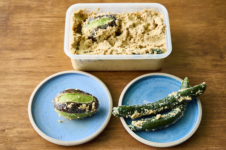 買ってきた「ぬか床」に漬けるだけ。いろいろな食材を漬けてみよう