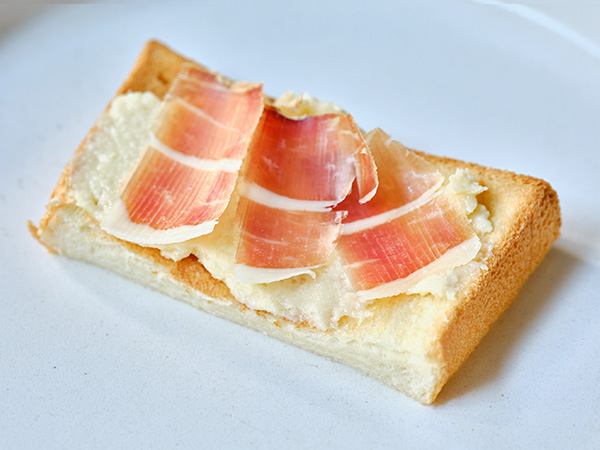 みりん粕バタートースト、生ハムのせ