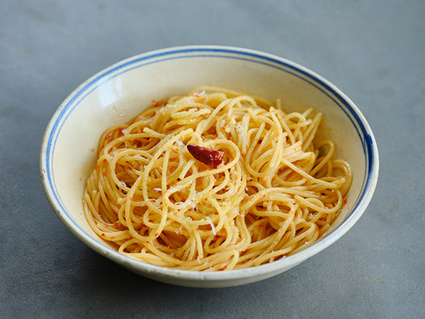 マッサ・デ・ピメントとにんにくのパスタ パルメザンチーズがけ