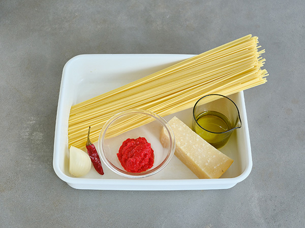 マッサ・デ・ピメントとにんにくのパスタ パルメザンチーズがけの材料