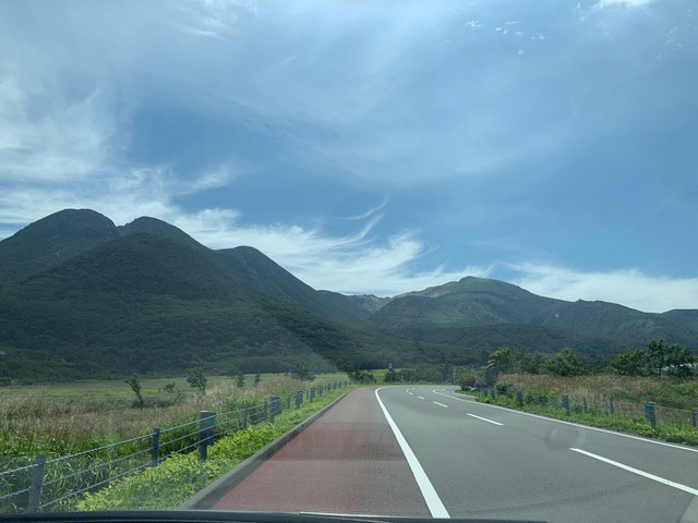 美しい山並みを縫って進む運転は楽しい