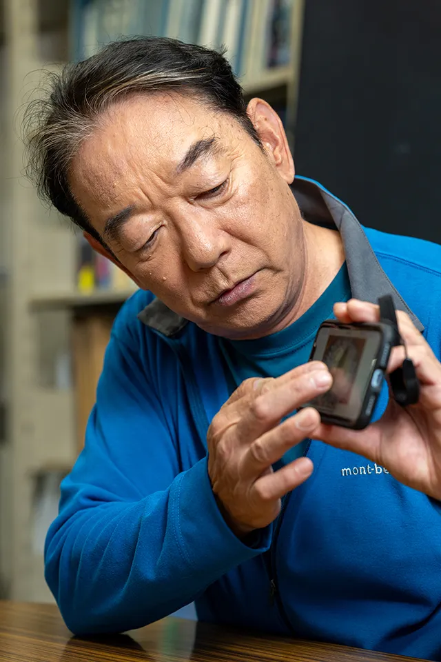 釣りの成果の写真を探す石丸謙二郎さん