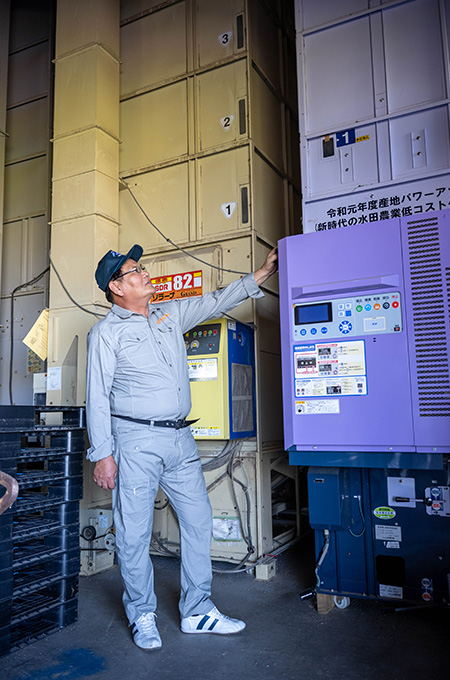 収穫後の乾燥作業を素早く行えるように導入した大型乾燥機。品質保持に欠かせない