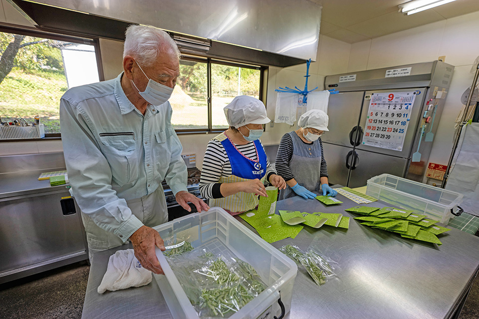 あねさん工房の加工場の作業風景