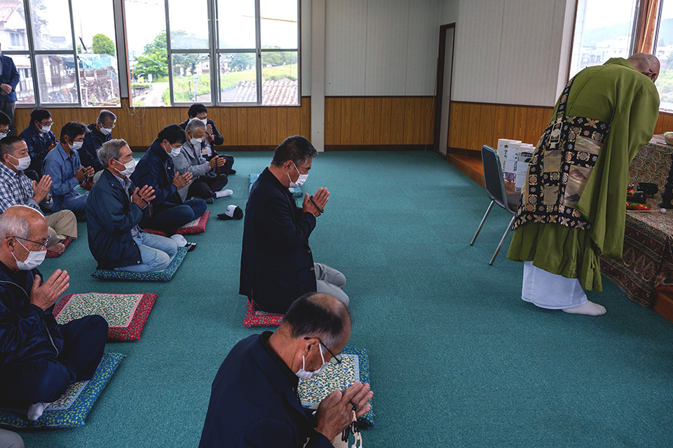 年に1回行われる魚霊祭の法要（会場は日田漁協の事務所2階）