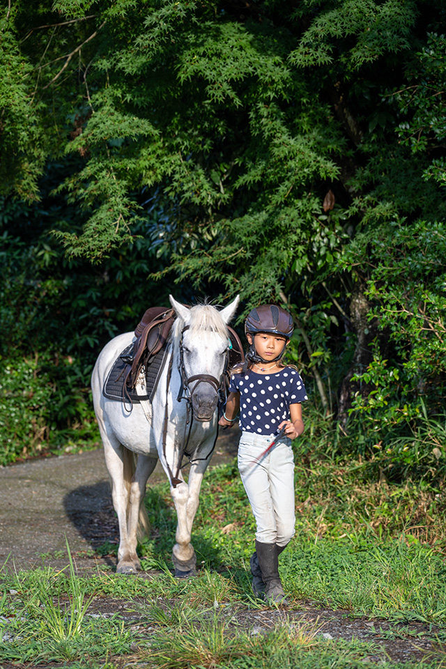 引き馬をする子ども