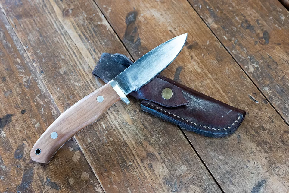 猟で捕らえたイノシシや鹿をさばく手作りのナイフ