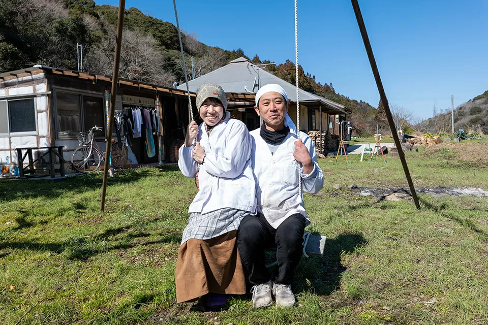 子どもたちのためにつくったお手製のぶらんこにて