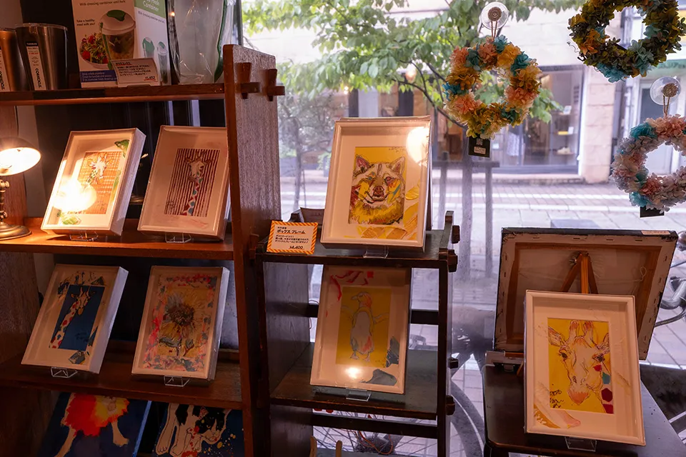 大分市内の「カフェジラフ」店内では北村さんの作品の販売もされている
