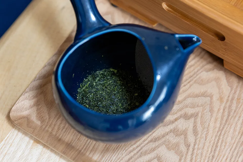 きれいな緑色の上深蒸し茶「翠（みどり）」。適正な温度で丁寧に入れれば本来のお茶の甘さも味わえる