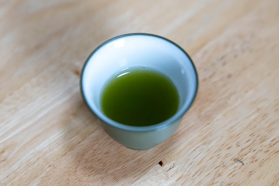 きれいな緑色の上深蒸し茶「翠（みどり）」。適正な温度で丁寧に入れれば本来のお茶の甘さも味わえる