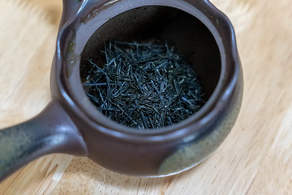 手もみ茶の茶葉は細長い。入れたお茶の色は薄く、うまみが感じられる