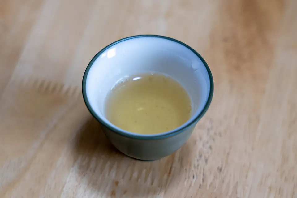 手もみ茶の茶葉は細長い。入れたお茶の色は薄く、うまみが感じられる