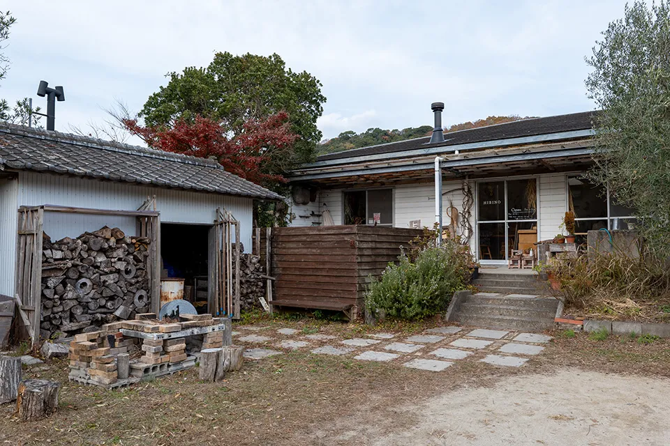 元は幼稚園として使われていた建物と敷地を多目的に活用している