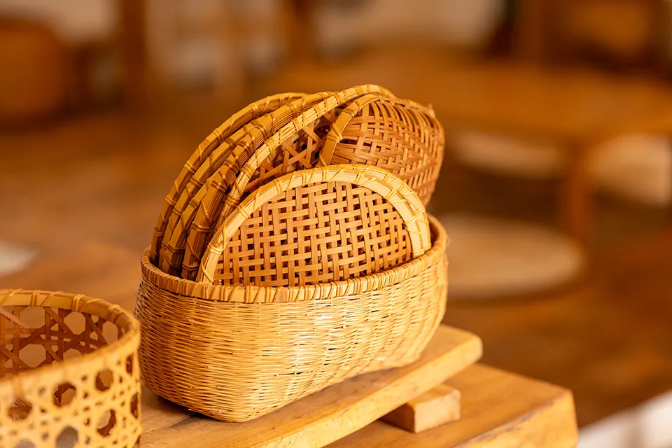 パン工房「HIBINO」で使われている杉田さんお手製の竹細工のトレーや籠