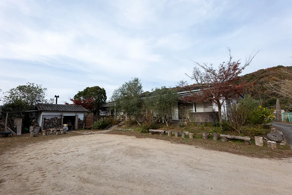 元は幼稚園として使われていた建物と敷地を多目的に活用しているパン工房「HIBINO」