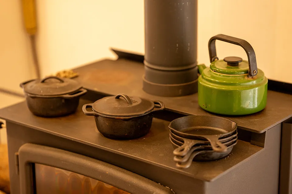 パン焼きや料理に使われるダッチオーブンと鉄製の調理具