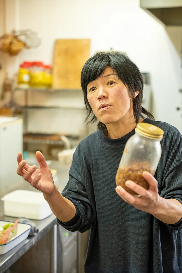 ガラス容器に、果物や穀物などに付着する酵母菌を培養して作られた天然酵母が入っている