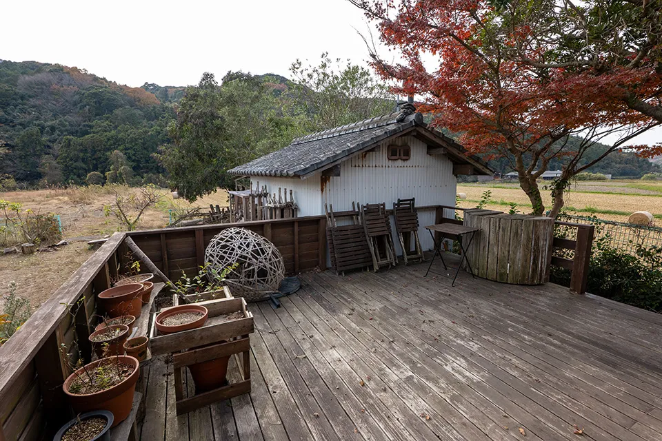 パン工房「HIBINO」の庭園内に広がるバルコニー