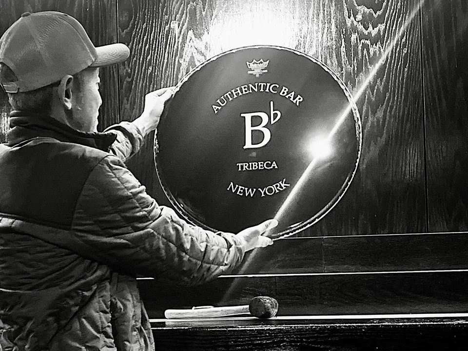 2022年、店を閉じた「B♭」の看板を取り外す（写真提供：池田真一）