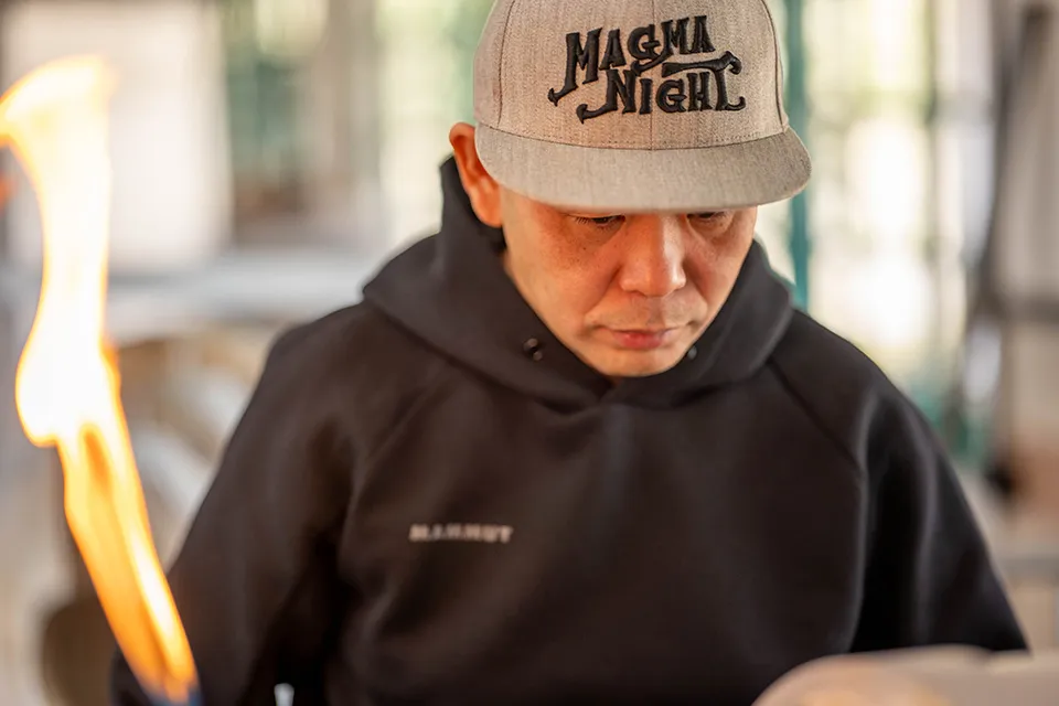 吹きガラス工房「Magma Glass Studio」主宰、ガラス作家の井上愛仁さん