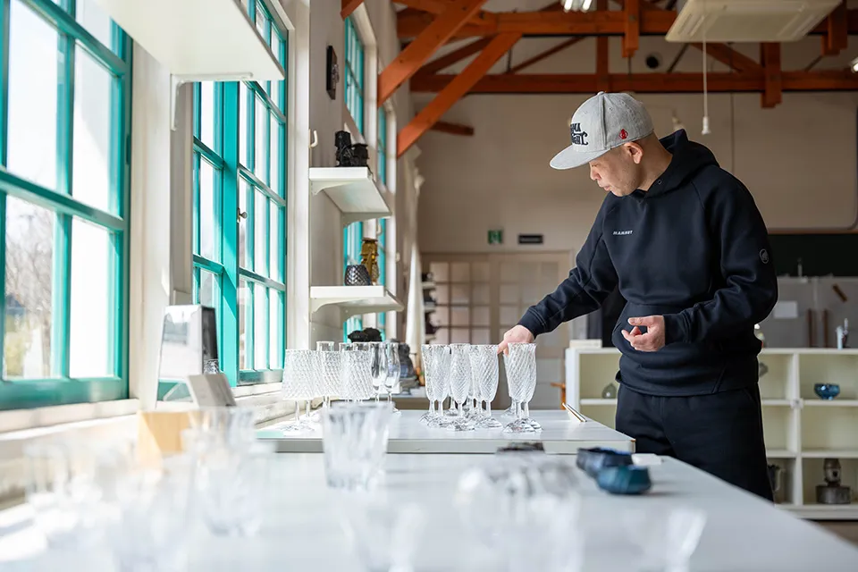 吹きガラス工房「Magma Glass Studio」主宰、ガラス作家の井上愛仁さん