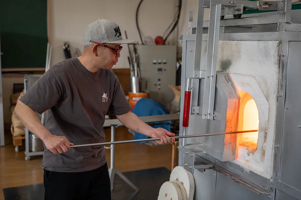 吹きガラス工房「Magma Glass Studio」主宰、ガラス作家の井上愛仁さん