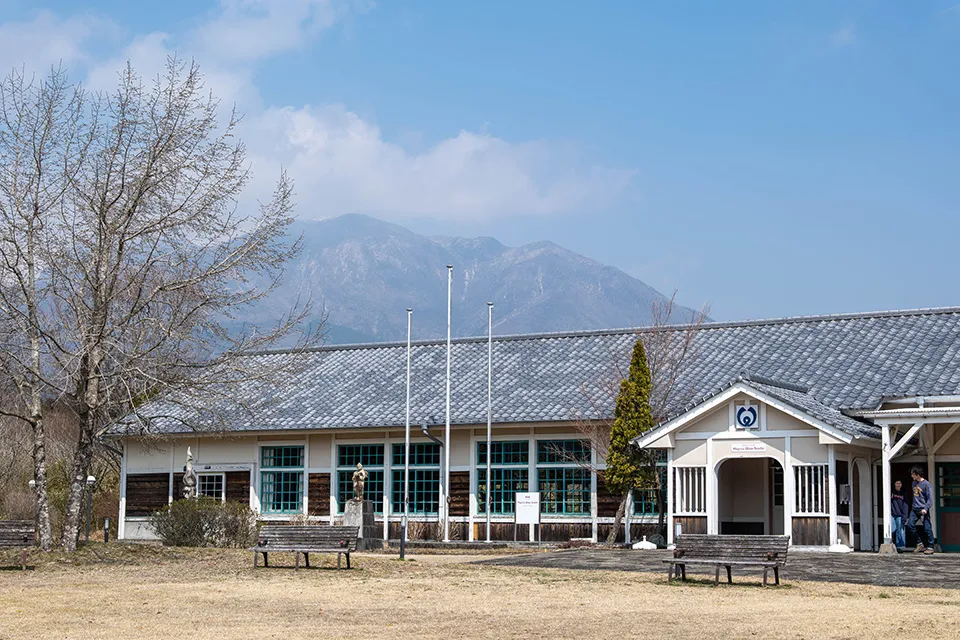 くじゅう連山を背にする「Magma Glass Studio」。作品の展示、販売も行う。窯など工房内の機材の多くを井上さん自身が作っている