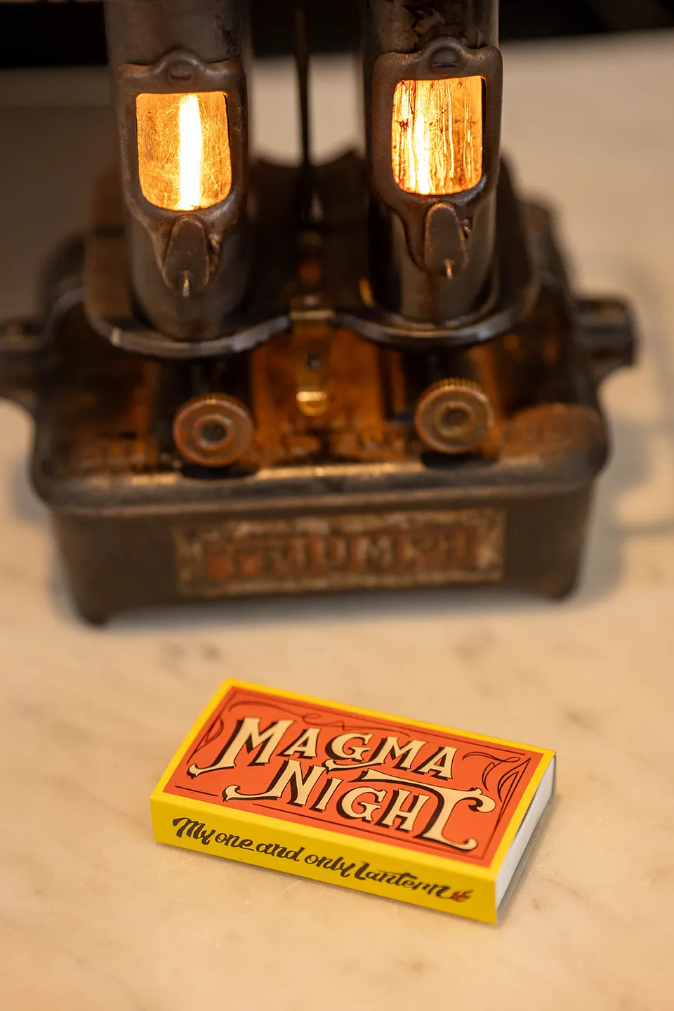 今や「Magma Night」の必須アイテムとなった「マグマッチ」。これを使ってランタンに火をともせばそこは「Magma Night」となる