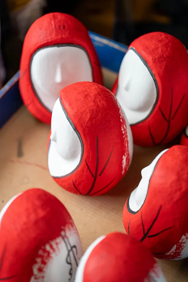 竹田の伝統工芸品「姫だるま」。家庭円満や子孫繁栄、商売繁盛の祈りが込められた縁起物。顔を描き入れるのは明子さんの仕事だ