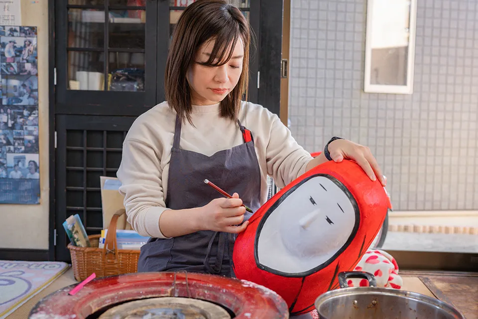 久美子さんの長男のお嫁さん、宗子さんは仕事が休みの日に工房を手伝っている（写真提供：ごとう姫だるま工房）